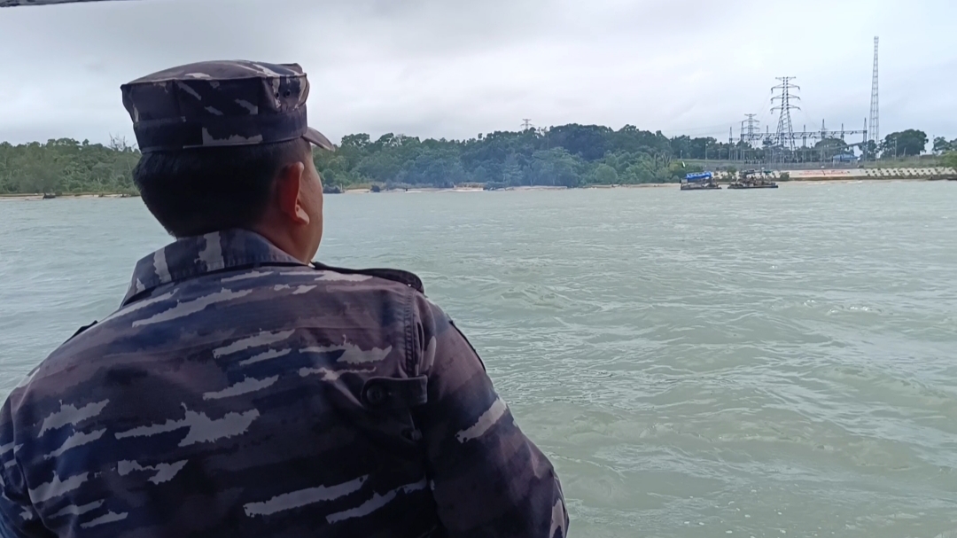 Anggota Pos AL Mentok menertibkan PIP Pantai Asmara Mentok. Foto: Rizki R.