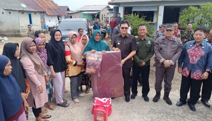 Markus Serahkan Bantuan Sosial ke Korban Banjir Tanjung