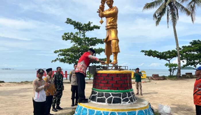 Diangkat dari Tradisi Lokal, Yus Derahman Resmikan Tugu Perang Ketupat Tempilang