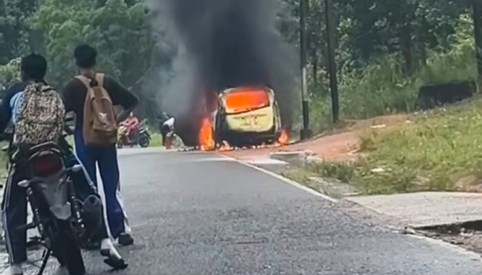 Mobil Avanza Terbakar di Jalan Raya Kimjung Parittiga 