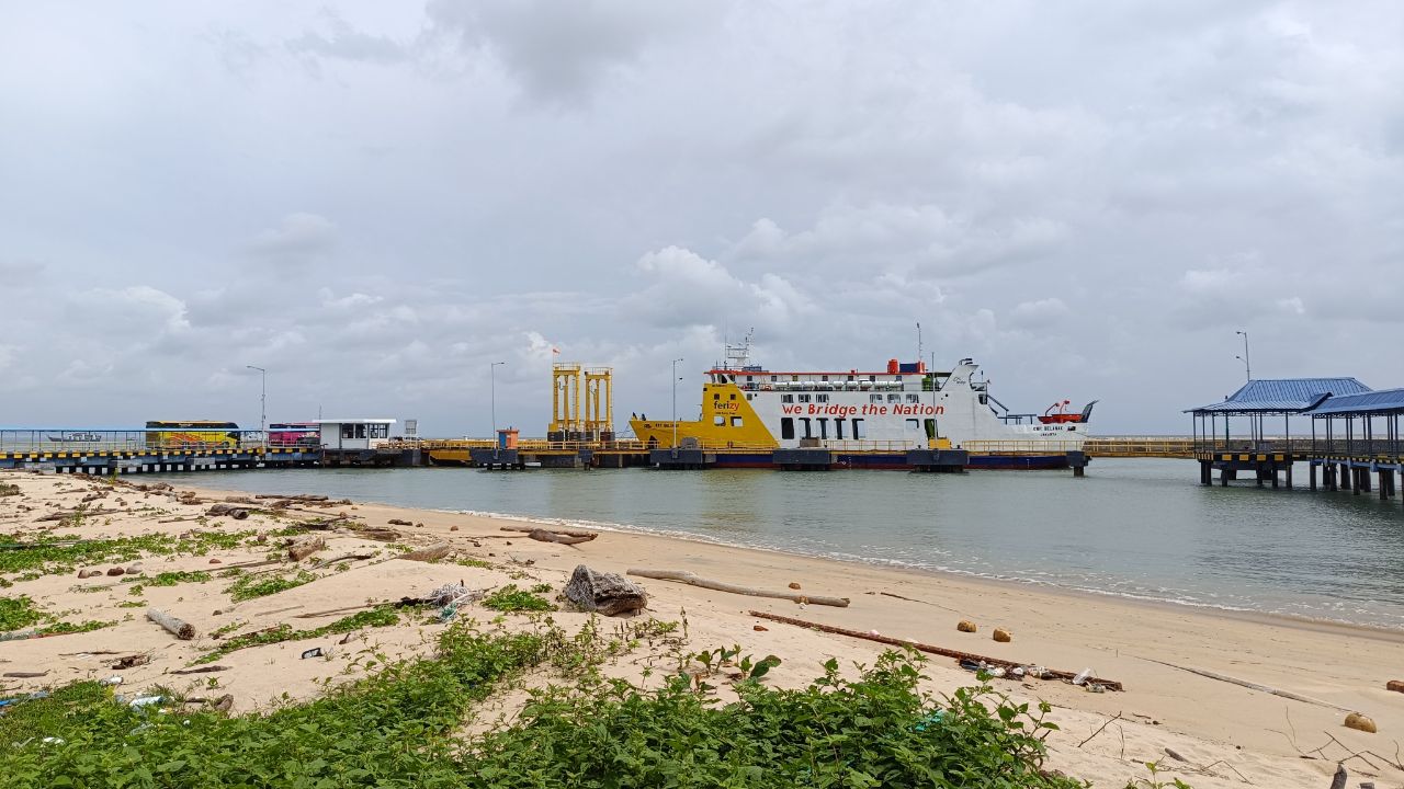 Aktivitas Pelabuhan Tanjung Kalian. Foto: Rizki Ramadhani