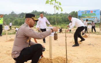 AKBP Pradana Aditya menanam pohon. Foto: Istimewa