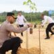 AKBP Pradana Aditya menanam pohon. Foto: Istimewa
