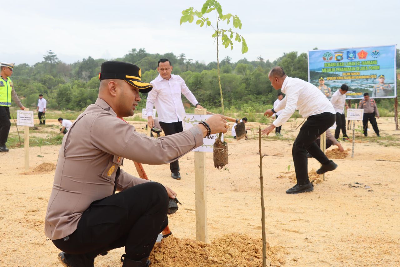 AKBP Pradana Aditya menanam pohon. Foto: Istimewa