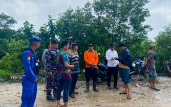 Tim gabungan mencari 3 orang yang hilang. Foto: Satpolairud Polres Babar.