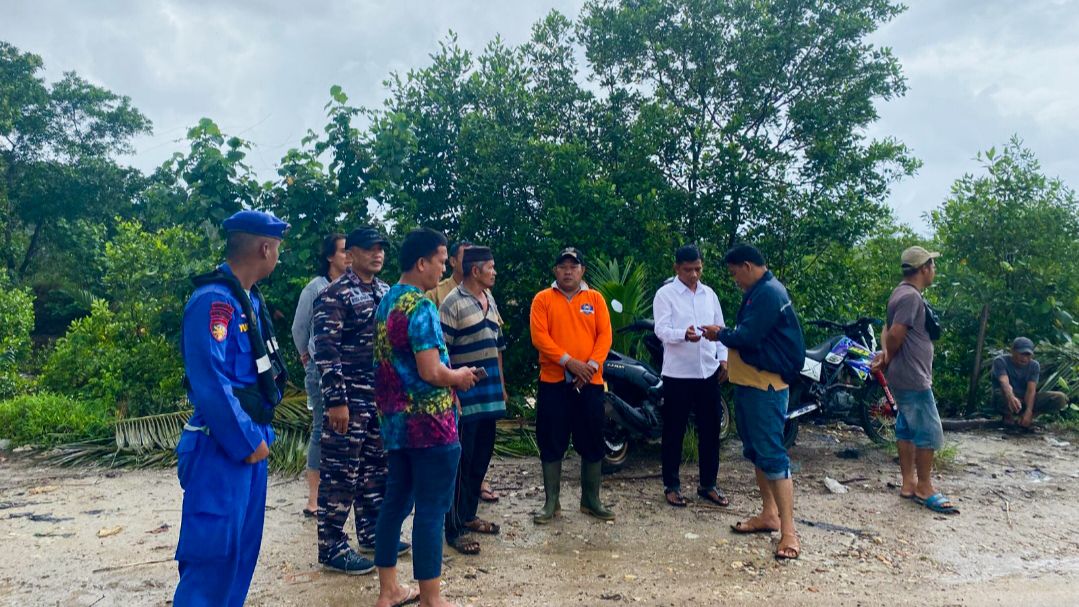 Tim gabungan mencari 3 orang yang hilang. Foto: Satpolairud Polres Babar.