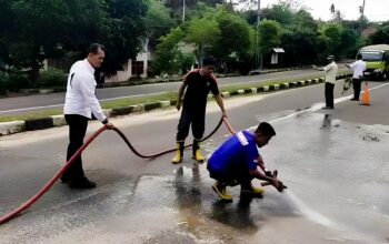 Pembersihan jalan Daya Baru. Foto: Istimewa.
