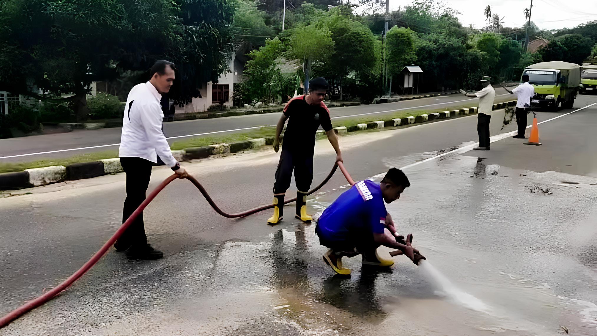 Pembersihan jalan Daya Baru. Foto: Istimewa.