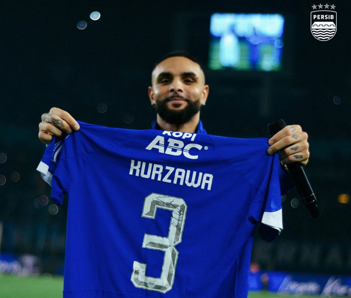 Layvin Kurzawa saat dikenalkan sebagai pemain baru Persib Bandung. Foto: Istimewa.