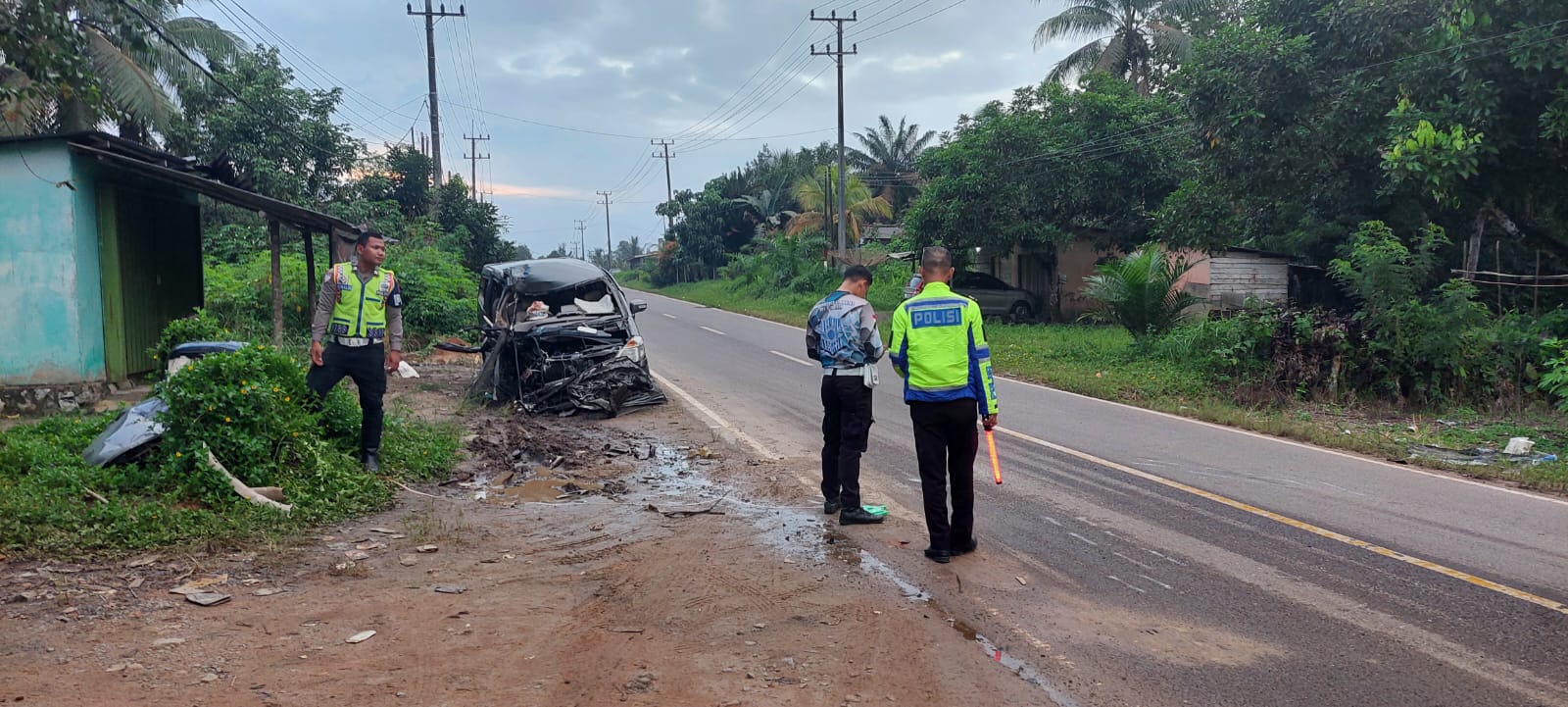 Olah TKP laka lantas maut di Kecamatan Kelapa. Foto: Istimewa