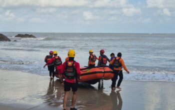 Pencarian pemuda hilang di Pantai Teluk Uber. Foto: Istimewa.