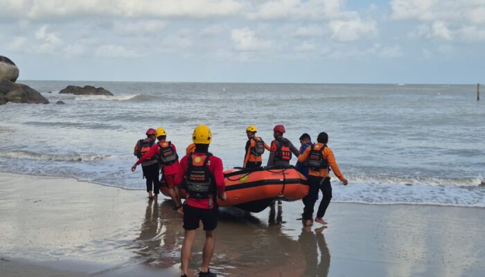 Pemuda 19 Tahun Terseret Ombak saat Berenang di Pantai Teluk Uber 