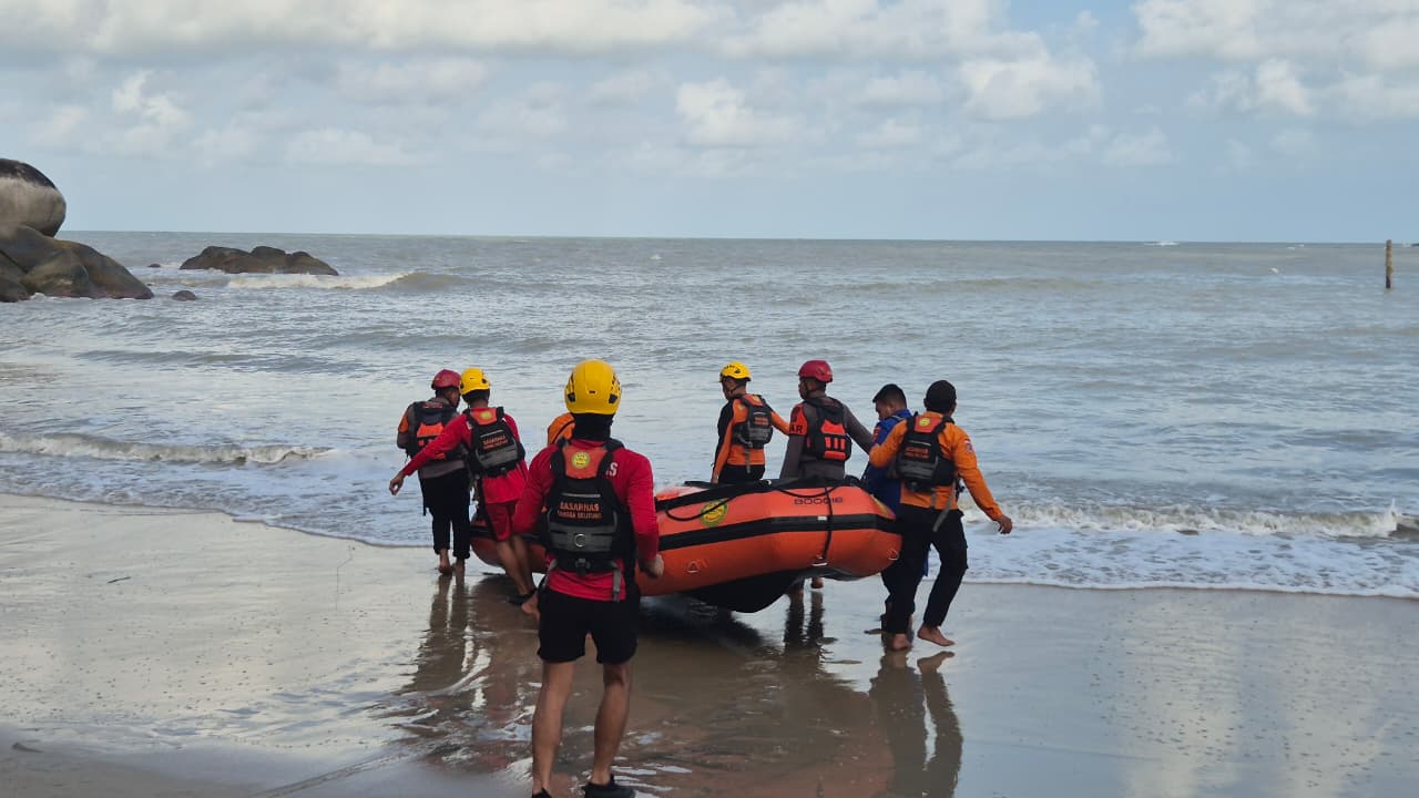 Pencarian pemuda hilang di Pantai Teluk Uber. Foto: Istimewa.