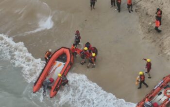 Evakuasi jenazah Aditya. Foto: Istimewa.