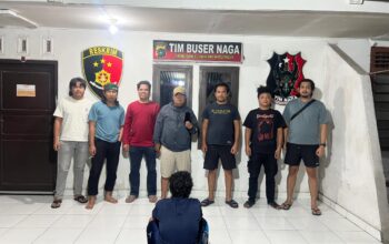 Tim gabungan mengamankan pelaku penggelapan handphone. Foto: Istimewa.