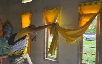 Kanit Reskrim Polsek Kelapa, Bripka Eson Saputra mengecek TKP. Foto: Istimewa.