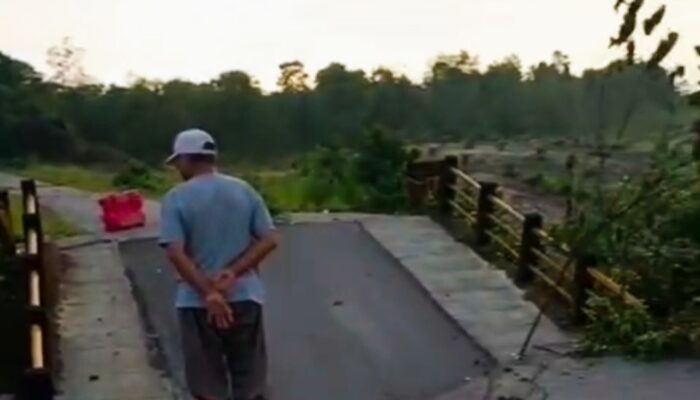 Warga Sebut Robohnya Jembatan Penghubung Gunung Muda–Air Abik Gegara Tambang