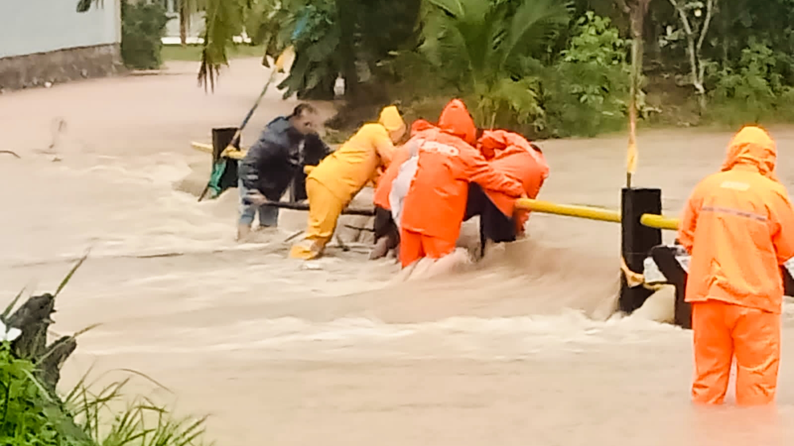 Banjir melanda kawasan Mentok. Foto: Istimewa.
