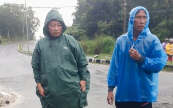 Sekda Babar mengecek lokasi banjir Mentok. Foto: Istimewa.