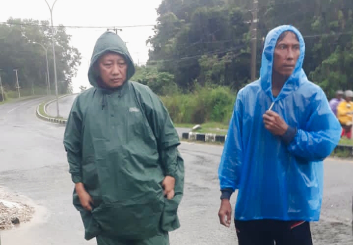 Sekda Babar mengecek lokasi banjir Mentok. Foto: Istimewa.
