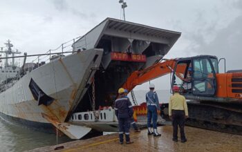 Bantuan alat berat yang dikirimkan Lanal Babel. Foto: Rizki Ramadhani.