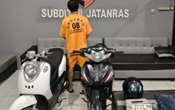 Tersangka pencurian motor bos es diperiksa polisi. Foto: Istimewa.