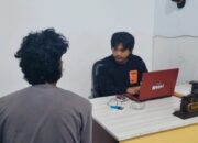 Salah satu tersangka pencurian pukat nelayan diperiksa polisi. Foto: Rizki Ramadhani.