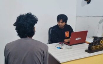 Salah satu tersangka pencurian pukat nelayan diperiksa polisi. Foto: Rizki Ramadhani.