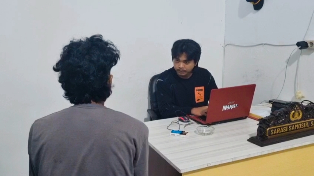 Salah satu tersangka pencurian pukat nelayan diperiksa polisi. Foto: Rizki Ramadhani.