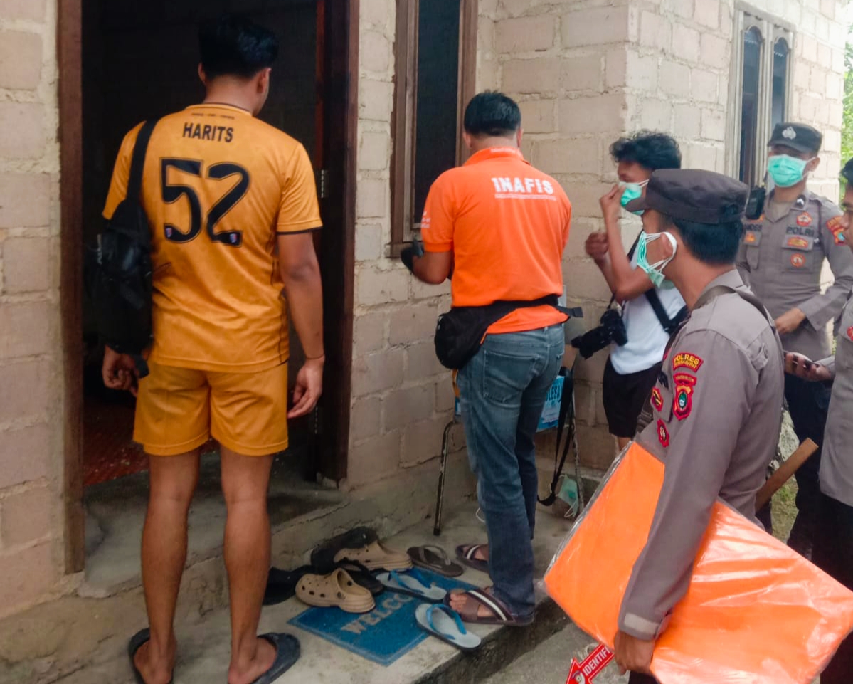 Petugas kepolisian mendatangi TKP. Foto: Istimewa.