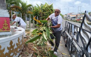 Yus Derahman membersihkan Tugu Duren Mentok. Foto: Rizki Ramadhani.