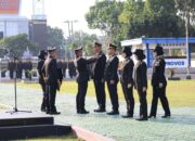 Wakapolda Bangka Belitung memberikan penghargaan kepada anggota. Foto: Istimewa.