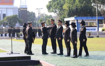 Wakapolda Bangka Belitung memberikan penghargaan kepada anggota. Foto: Istimewa.
