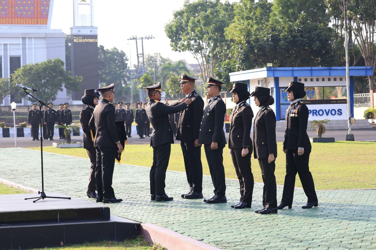 Wakapolda Bangka Belitung memberikan penghargaan kepada anggota. Foto: Istimewa.