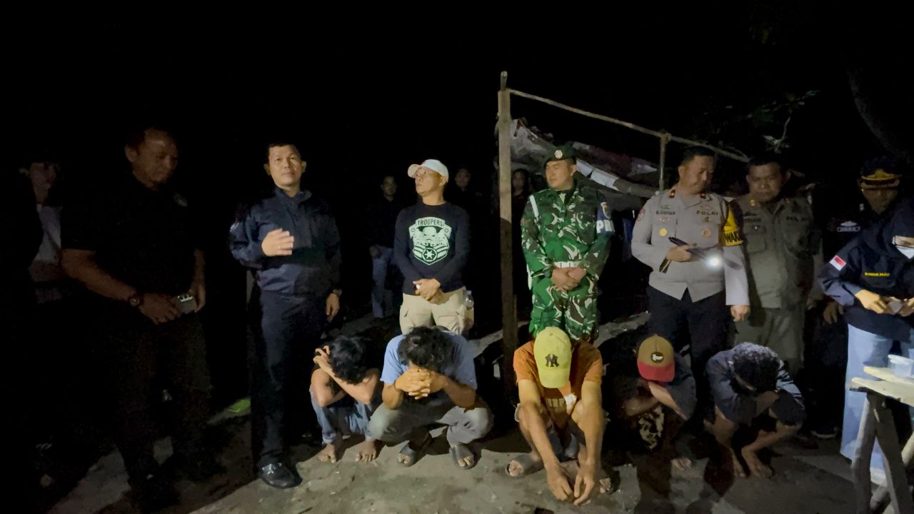 Tim Gabungan menggerebek salah satu lokasi peredaran narkoba. Foto: Istimewa.