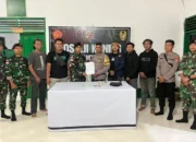 Penyerahan barang bukti oleh anggota TNI. Foto: Istimewa.