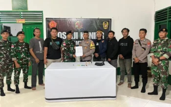 Penyerahan barang bukti oleh anggota TNI. Foto: Istimewa.