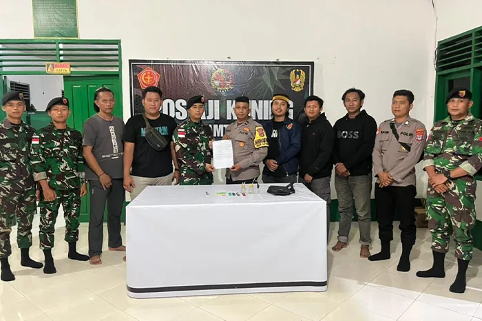 Penyerahan barang bukti oleh anggota TNI. Foto: Istimewa.