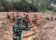 Pencarian korban longsor Cisarua. Foto: Istimewa.