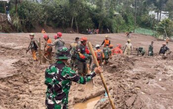 Pencarian korban longsor Cisarua. Foto: Istimewa.