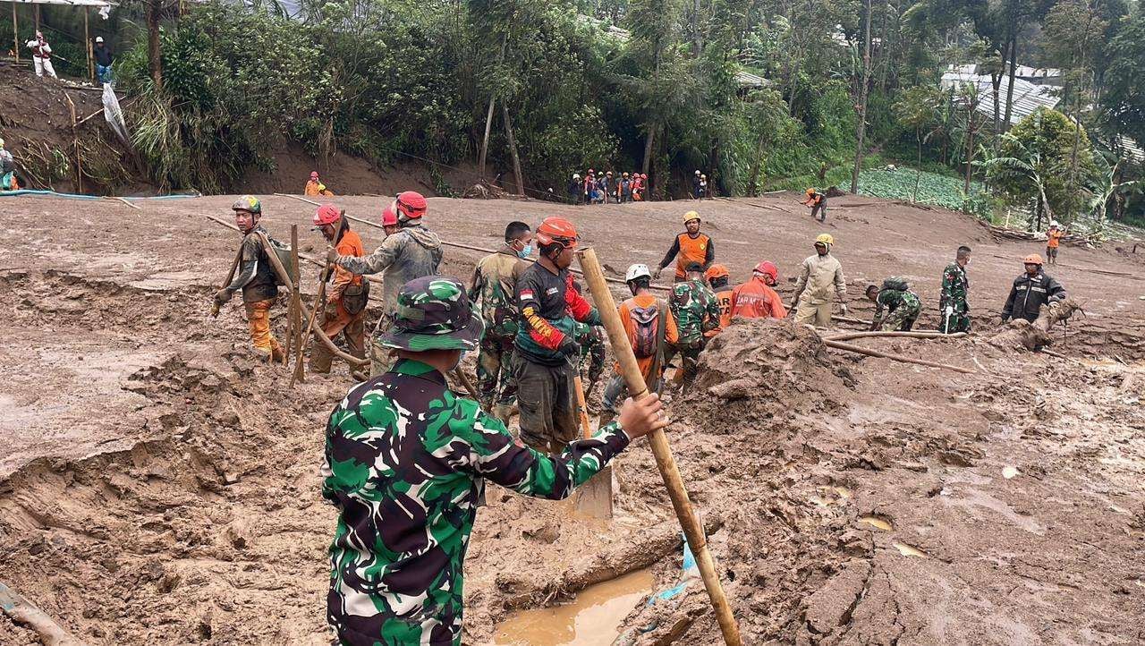 Pencarian korban longsor Cisarua. Foto: Istimewa.