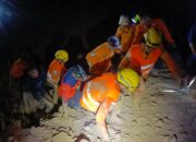 Proses pencarian korban longsor tambang timah Pondi. Foto: Istimewa.