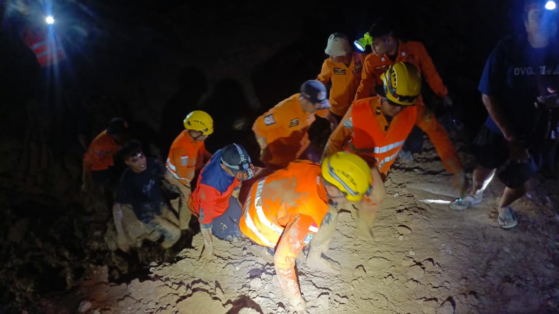 Proses pencarian korban longsor tambang timah Pondi. Foto: Istimewa.