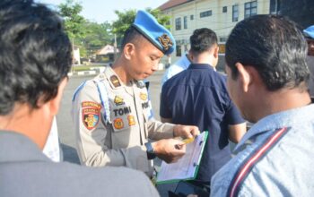 Anggota Bid Propam Polda Babel cek anggota. Foto: Istimewa.