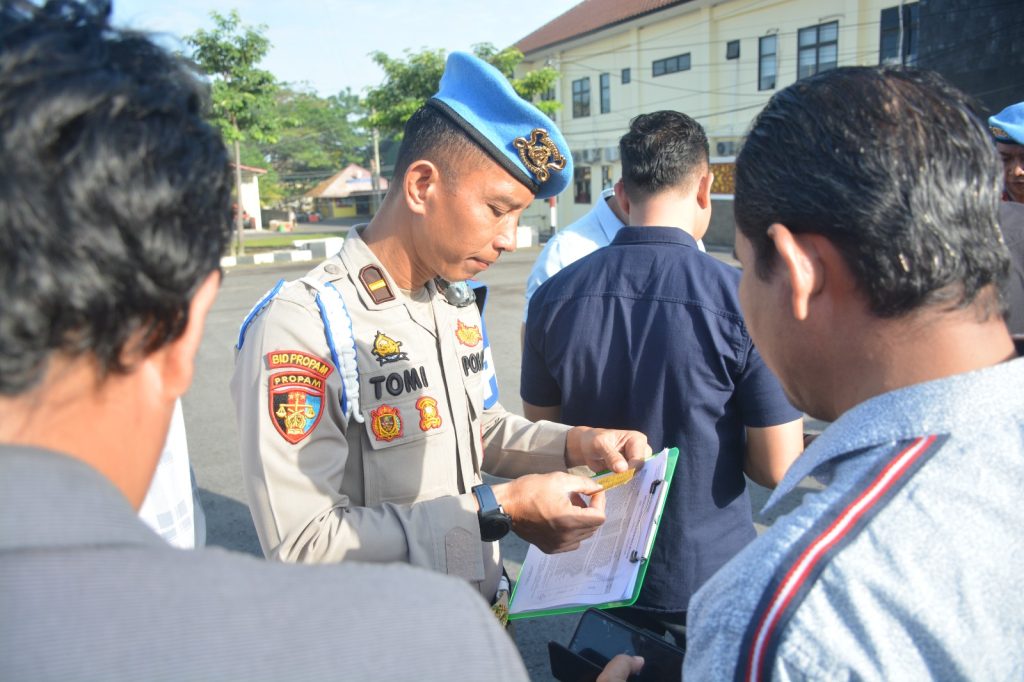 Anggota Bid Propam Polda Babel cek anggota. Foto: Istimewa.