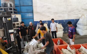 Penimbangan 10 Ton Timah selundupan. Foto: Istimewa.