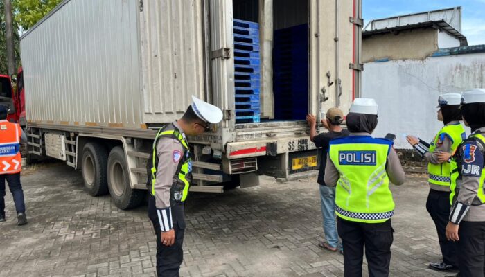 Ditlantas Polda Babel Cek Kelayakan Kendaraan Angkutan Pelabuhan