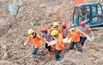 Proses evakuasi jenazah pekerja tambang timah Pondi. Foto: Istimewa.
