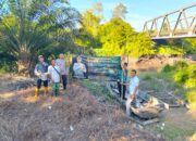 Pemasangan spanduk bahaya serangan buaya. Foto: Istimewa.