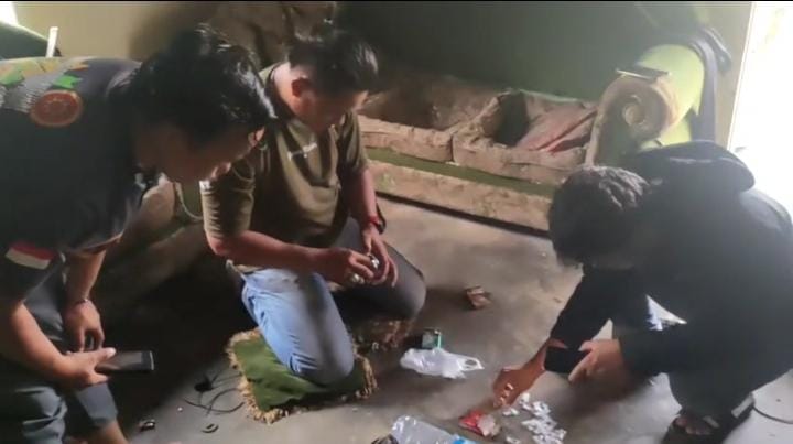 Pemuda di Tempilang digrebek karena narkotika. Foto: Istimewa.